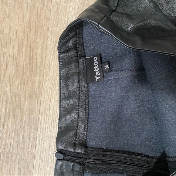 Medium size leather skirt. Fits as a 27/28 waist - Picture 2 of 4